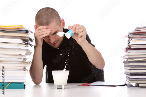 Photo: homme ayant la migraine au travail homme ayant la migraine au travail