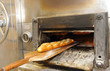 Barras de pan saliendo del horno