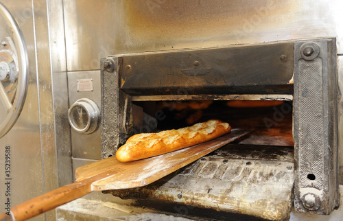 Photo: Barras de pan saliendo del horno Barras de pan saliendo del horno