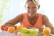 Femme - Composition de fruits