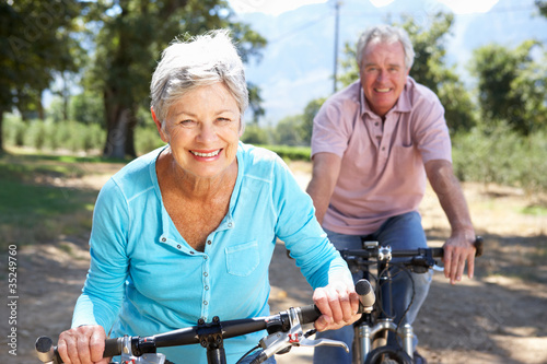Foto: Senior couple on country bike ride Senior couple on country bike ride