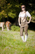 bayerisches Mädchen auf der Kuhweide
