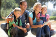 Foto: Young family on country walk Young family on country walk