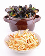 moules marinières et frites sur fond blanc moules marinières et frites sur fond blanc
