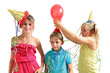 Kinder spielen mit Luftballons und Luftschlangen