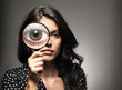 Retrato de chica observando, buscando con una lupa