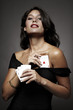 mujer atractiva jugando al poker escondiendo un as en el vestido