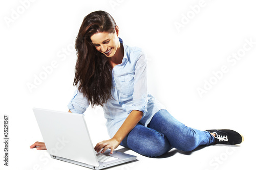 Photo: chica joven sonriendo con ordenador portatil chica joven sonriendo con ordenador portatil