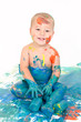 Kleiner Junge spielt mit Farbe