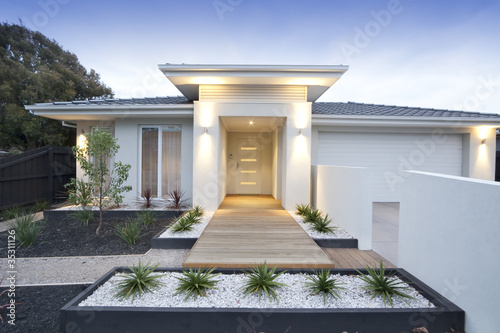 Photo: White contemporary house exterior White contemporary house exterior