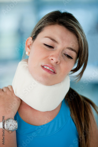 Foto: Woman with surgical collar Woman with surgical collar