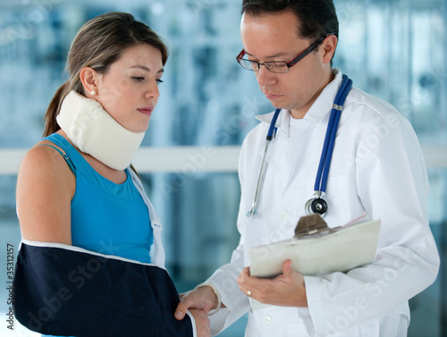 Foto: Injured woman with a doctor Injured woman with a doctor