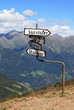 Hinweisschilder auf dem Penserjoch in Südtirol