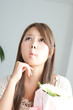 変顔の可愛い女性