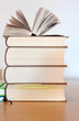 libro aperto su altri libri