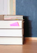 libri e sullo sfondo la lavagna