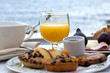 Petit déjeuner, jus d'orange, café, service, gâteaux