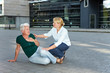 Passantin hilft Seniorin