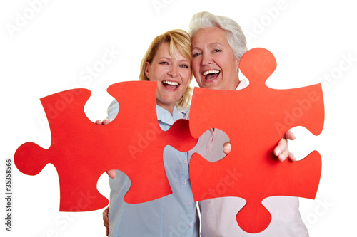 Photo: Mutter und Tochter halten Puzzle Mutter und Tochter halten Puzzle