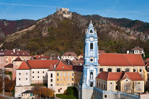 Foto: Luftaufnahme von Dürnstein im Herbst mit Stift und Ruine. Luftaufnahme von Dürnstein im Herbst mit Stift und Ruine.