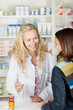 verkaufsgespräch in der apotheke