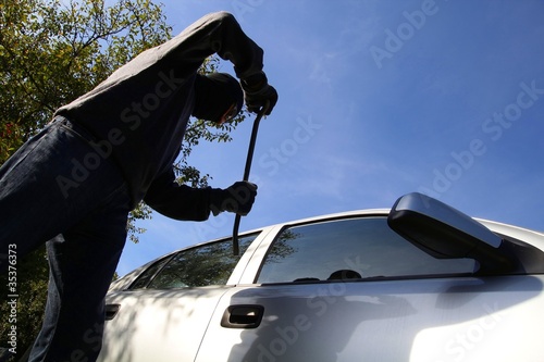 Foto: Autodiebstahl von außen Autodiebstahl von außen