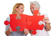 Frauen halten rotes Puzzle