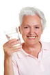 Lachende Seniorin mit Wasser