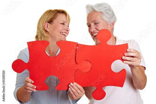 Photo: Frauen halten rotes Puzzle Frauen halten rotes Puzzle