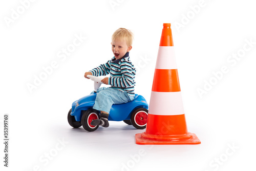 Photo: Kleinkind fährt mit dem Bobby Car Kleinkind fährt mit dem Bobby Car