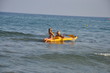 bambini in canoa