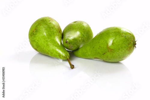 Photo: grüne Birnen auf weißem Hintergrund / green pear on white backgr grüne Birnen auf weißem Hintergrund / green pear on white backgr