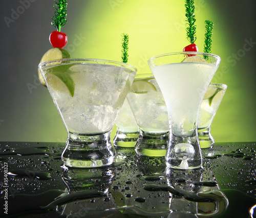 Foto: A party of Caipirinhas or sweet and sour cocktails A party of Caipirinhas or sweet and sour cocktails