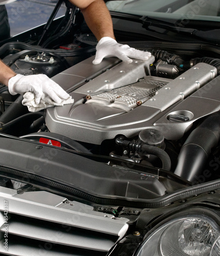 Foto: Cleaning of car engine Cleaning of car engine