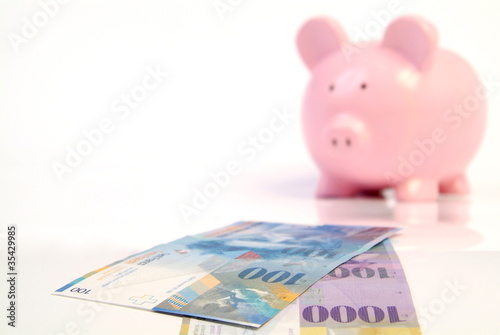 Foto: Sparschwein und Schweizerfranken/ H Sparschwein und Schweizerfranken/ H