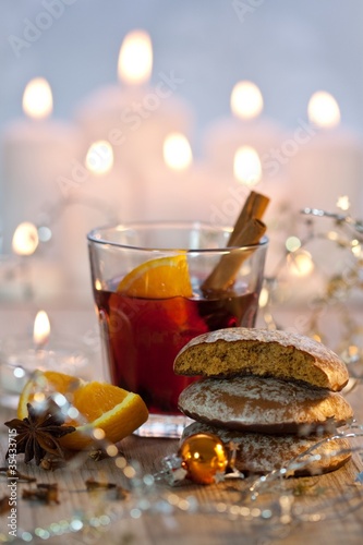 Foto: Christmas mulled wine and gingerbread Christmas mulled wine and gingerbread