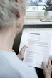 seniorin mit patientenverfügung