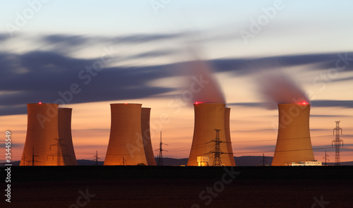Foto: Nuclear power plant with orange sky Nuclear power plant with orange sky