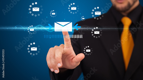 Foto: Businessman pressing virtual messaging type of icons Businessman pressing virtual messaging type of icons