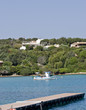 petit bateau dans le port de porto cervo