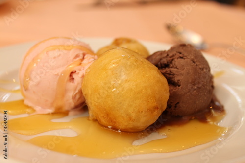Foto: Speiseeis mit gebackener Banane Speiseeis mit gebackener Banane