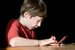 enfant et console de jeux