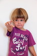 Junge zeigt mit Fingern