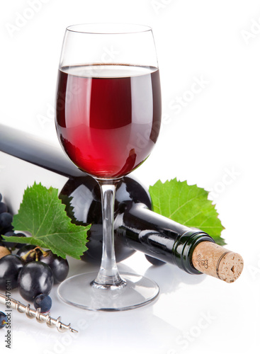 Foto: red wine in glass with grapes red wine in glass with grapes