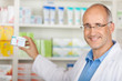 freundlicher apotheker am regal