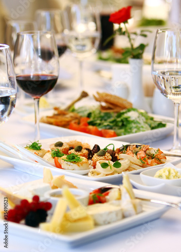 Foto: Different snacks for wine on banquet table Different snacks for wine on banquet table