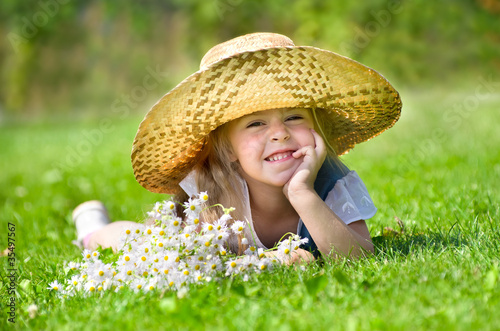 Foto: Little girl lying on the lawn Little girl lying on the lawn