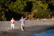 Photo: Pareja paseando en la playa Pareja paseando en la playa
