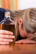 Photo: Alkohol und Missbrauch - Frau trinkt zu viel Schnaps Alkohol und Missbrauch - Frau trinkt zu viel Schnaps