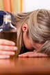 Photo: Alkohol und Missbrauch - Frau trinkt zu viel Schnaps Alkohol und Missbrauch - Frau trinkt zu viel Schnaps